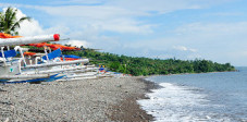 Jukungs am Strand von Amed, Ostbali