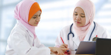 Ärztin und Patientin in Indonesien