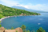 Der Vulkan Gunung Agung macht mit dem Strand von Amed im Vordergrund eine besonders gute Figur