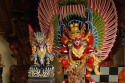 Große geschnitzte Figuren Nähe Mas, Bali