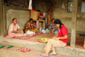 Frauen bearbeiten Holzschnitzereien in Mas, Bali