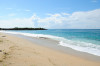 Der Strand ist feinsandig und einladend, Balinesen und Besucher aus aller Welt kommen hierher 