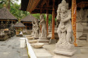 Statuen im Pura Tirta Empul, Bali