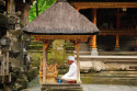 Priester im Pura Tirta Empul, Bali