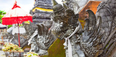 Statue mit Opfergaben im Mayura Wasserpalast, Cakranegara, Lombok, Indonesien