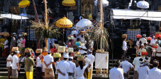 Solche Zeremonien finden auf Bali regelmäßig an den Feiertagen statt Zeremonie in Tempel auf Bali