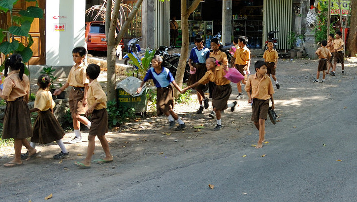 Schulkinder in Amed, Bali