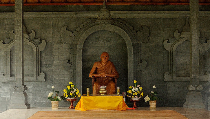 Diese Statue im Brahma Vihara Ashrama zeigt einen meditierenden Mönch Statue im Brahma Vihara Ashrama, Bali