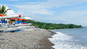 Jukungs am Strand von Amed, Ostbali