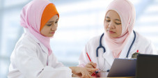 Die Gesundheitsversorgung ist in Indonesien nicht immer schlechter als in Europa Ärztin und Patientin in Indonesien