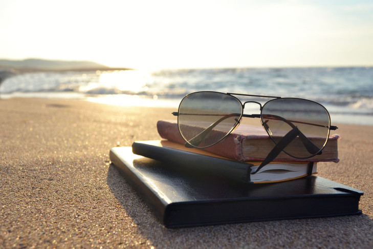 Bücher und Reiseführer für Indonesien. Foto: denniz / Shutterstock.com Bücher und Reiseführer für Indonesien