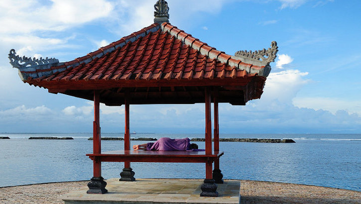 Balis wunderbare Sandstrände sind der perfekte Ort für Yoga oder einfach nur Erholung Yoga auf Bali, oder einfach nur Ruhe
