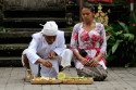 Vor und nach der Aufführung eines Tanzes wird den Göttern geopfert. Nicht aus Furcht, sondern aus Dankbarkeit Opfergaben für den Barong Tanz auf Bali