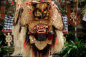 Der Barong mit seiner beeindruckenden Maske ist die zentrale Figur dieser Aufführung und betritt die Bühne Barong im Barong Tanz auf Bali
