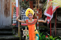 Der Legong ist ein sehr komplexer Tanz, der von den Tänzerinnen ab dem frühesten Kindesalter studiert wird Legong im Barong Tanz auf Bali
