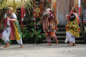 Als plötzlich eine böse Hexe auftaucht, eskaliert die Situation und das Publikum brüllt vor Lachen Hexe im Barong Tanz auf Bali