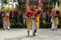 Der Premierminister wird gerufen und erscheint alsbald auf der Bühne um den Grund für den Aufruhr zu erfahren Premierminister im Barong Tanz auf Bali