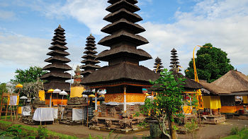Gleich mehrere 11-stöckige Meru nebeneinander finden sich im Pura Taman Ayun in Mengwi 11 stöckiger Meru im Mengwi Tempel, Bali