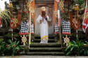 Die Gottheit Shiva erscheint in Gestalt eines Priesters und weist die böse Hexe schnell in ihre Schranken Shiva im Barong Tanz auf Bali