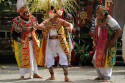Shiva hat den Prinzen unsterblich gemacht. Die Hexe möchte nun von ihm getötet werden um Erlösung zu erlangen Sadewa im Barong Tanz auf Bali