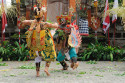 Als der Prinz sie dennoch nicht tötet, erscheint sie in Gestalt eines großen Vogels und greift erneut an Hexe im Barong Tanz auf Bali