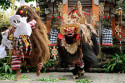 Schließlich versucht es die Hexe noch ein mal in Gestalt der Hexe Rangda, aber keiner von beiden kann siegen Hexe im Barong Tanz auf Bali