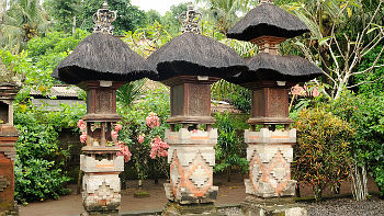 Solche Ahnenschreine finden sich in jedem traditionellen Haushalt Balis. Manchmal sogar platzsparend auf Dach oder Balkon Ahnenschrein in Privathaus auf Bali