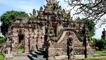 Eine sehr eindrucksvolle Variante der Wandscheibe Aling Aling gibt es im Pura Beji zu sehen Aling Aling im Pura Beji, Bali
