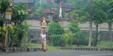 Die Herstellung der Opfergaben ist auf Bali traditionell die Aufgabe der Frauen Frau mit Opfergaben in Bangli, Bali