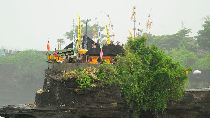 Der Batu Bolong Tempel ist einer der kleinen Nebentempel auf dem Areal des Pura Tanah Lot Batu Bolong Tempel bei Tanah Lot, Bali