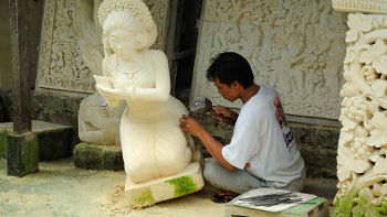 Bali ist bekannt für seine künstlerisch versierten Bewohner. Hier ein Bildhauer bei der Arbeit Bildhauer in seiner Werkstatt auf Bali