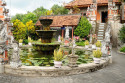 Dieser Brunnen befindet sich im ersten der Höfe des Tempels und stimmt die Besucher schon mal auf die Anlage ein Brahma Vihara Ashrama, Bali