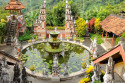 Der Brahma Vihara Ashrama liegt am Hang mit wunderschönem Blick über die grünen Hügel Nordbalis Brahma Vihara Ashrama, Bali