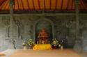 Diese Statue in einer der Hallen des Tempels ist so realitätsnah, dass man zwei Mal hinschauen muss um sicher zu sein Statue im Brahma Vihara Ashrama, Bali