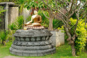 Jede der vielen Statuen des meditierenden Buddha unterscheidet sich ein klein wenig von den anderen Buddha im Brahma Vihara Ashrama, Bali