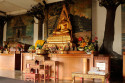 Die Innenräume dürfen ebenfalls besichtigt werden, obwohl sie von gläubigen Buddhisten aktiv genutzt werden Innenansicht des Brahma Vihara Ashrama, Bali