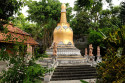 Diese riesige goldene Stupa befindet sich in einem der Höfe des buddhistischen Klosters Brahma Vihara Ashrama Stupa im Brahma Vihara Ashrama, Bali