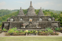 Diese Stupas sind eindeutige Erkennungszeichen eines buddhistischen Tempels und erinnern an Borobudur Stupas im Brahma Vihara Ashrama, Bali