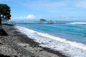 Das Wasser ist einladend blau, zum Baden ist der Strand aber nur geeignet wenn man keinen Sand braucht Strand von Candi Dasa, Bali