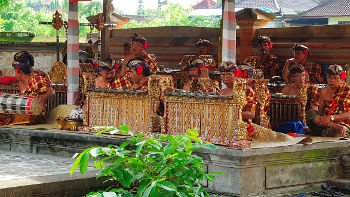 Solche Gamelanorchester sind typisch für Tanz, Theater und Zeremonien im balinesischen Kulturkreis Gamelanorchester bei Theateraufführung, Bali