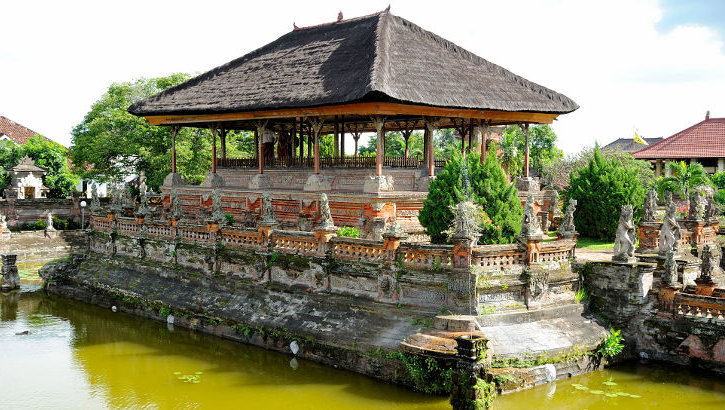 Die kleine Stadt Klungung ist vor allem wegen der historischen Gerichtshalle Kerta Gosa berühmt Klungkung im Osten Balis