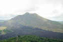 Gelegentlich steckt der Batur seinen Gipfel aus den Wolken, im Tal sieht man die Spuren des letzten Ausbruchs Gipfel des Gunung Batur, Bali