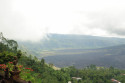 Der Vulkan Gunung Batur steht inmitten eines riesigen Kraters, der auch den weiten und sehr tiefen Vulkansee aufnimmt Krater des Gunung Batur, Bali