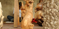Der kleine Ort Mas im Zentrum der Insel ist weltbekannt für seine kunstvollen Holzschnitzereien Holzschnitzer in Mas, Bali