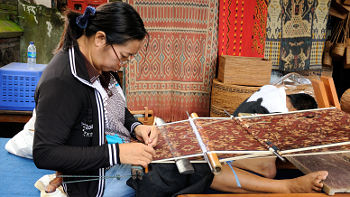 Ikat Herstellung im Bali Aga Dorf Tenganan