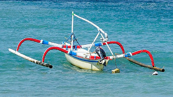 Auch für touristische Zwecke werden die hölzernen Auslegerboote, die Jukungs, gerne genutzt Jukung Fischerboot vor Balis Küste