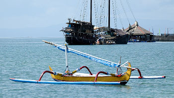Solche hölzernen Auslegerboote nennt man Jukung. Sie werden von balinesischen Fischern noch heute benutzt Jukung Fischerboot vor Balis Küste