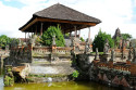 Die berühmte Gerichtshalle Kertha Gosa besteht aus mehreren Pavillons die sich zwischen Wassergräben befinden Kertha Gosa in Klungkung, Bali
