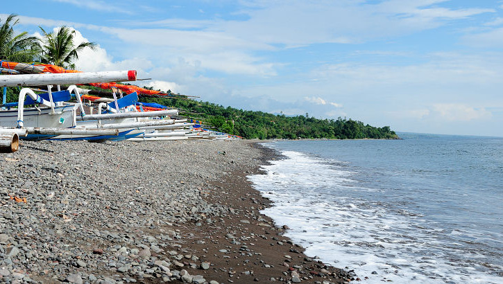 Das Örtchen Amed besitzt sowohl Kies- als auch Sandstrände in den zahlreichen Buchten Kiesstrand von Amed, Bali