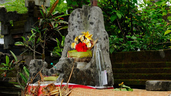 Solche kleinen Schreine mit Opfergaben finden sich vor nahezu jedem Gebäude auf Bali, selbst vor Banken und dem Flughafen Kleiner Schrein mit Opfergaben in Nusa Dua, Bali